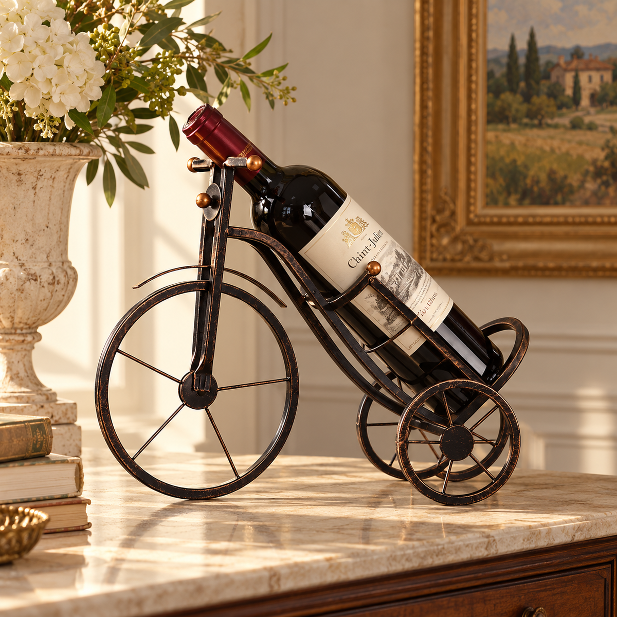 Porte-bouteille tricycle bronze dans un intérieur chaleureux