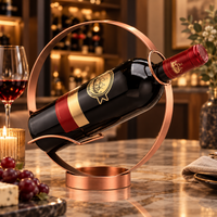 Porte-bouteille design en métal avec une bouteille de vin