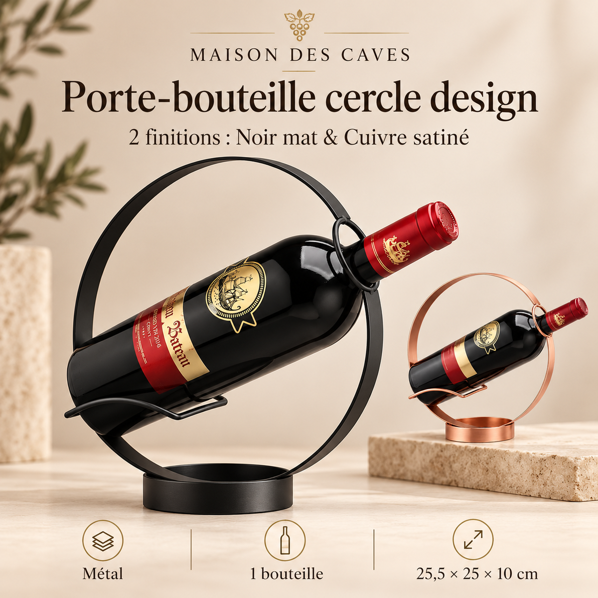 Porte-bouteille design en métal sur une console décorative
