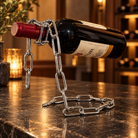 Porte-bouteille effet chaîne en métal avec bouteille de vin