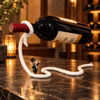 Porte-bouteille effet chaîne en métal présenté sur une table
