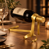 Porte-bouteille ruban en métal avec une bouteille de vin